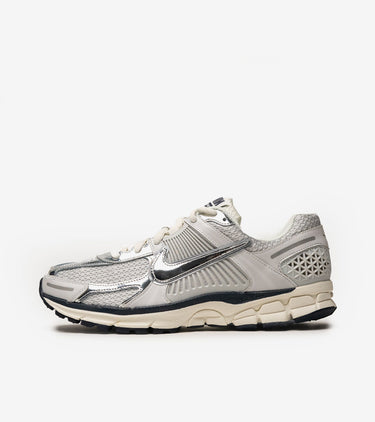 Nike Zoom Vomero 5 photon dust color/metallic silver (women)