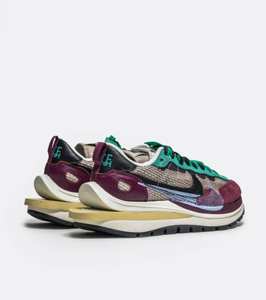 Nike Vaporwaffle sacai Villain Red Neptune Green